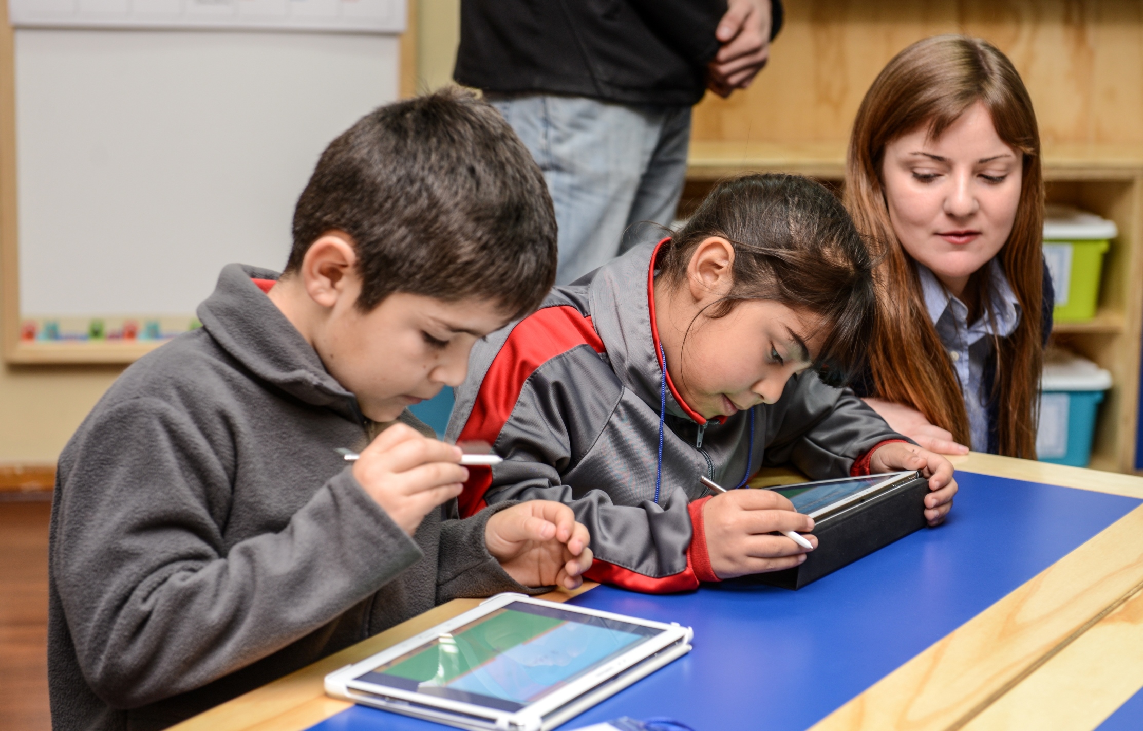 Aula digital moderna en colegio chileno con tecnología de IA