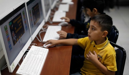 Estudiantes chilenos utilizando tecnología de inteligencia artificial en el aula