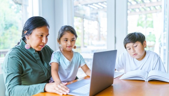 Padres supervisando el uso responsable de inteligencia artificial en sus hijos